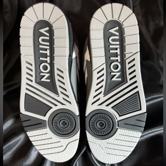 The LV Skate sneaker is revisited this season in a mix of materials - Picture 3 of 7